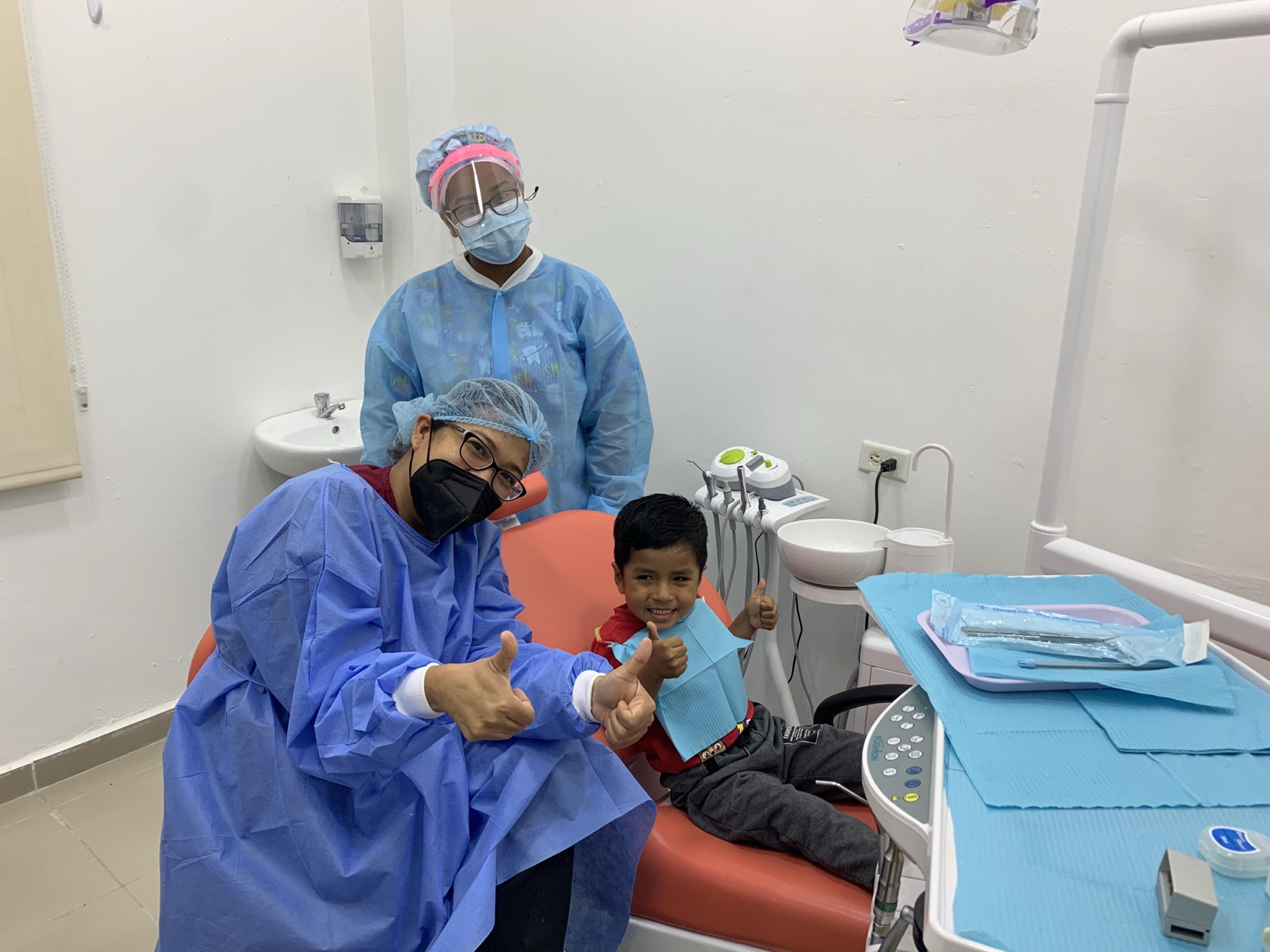 Equipo de odontología UniSalud atendiendo a un paciente